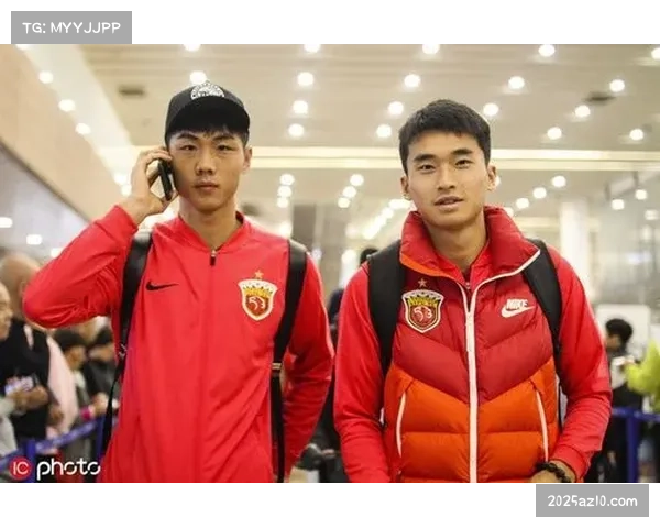 新疆队飞抵沈阳，数百名接机球迷高唱助威歌曲